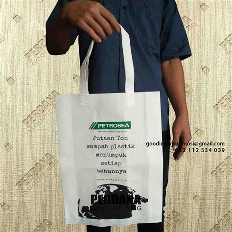 cek harga tas branded.